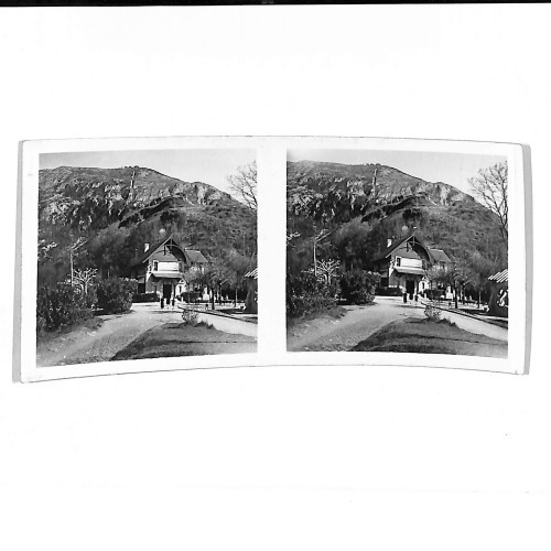 Vista estereoscópica Chalet de montaña y camino con figuras (estilo alpino/centroeuropeo).