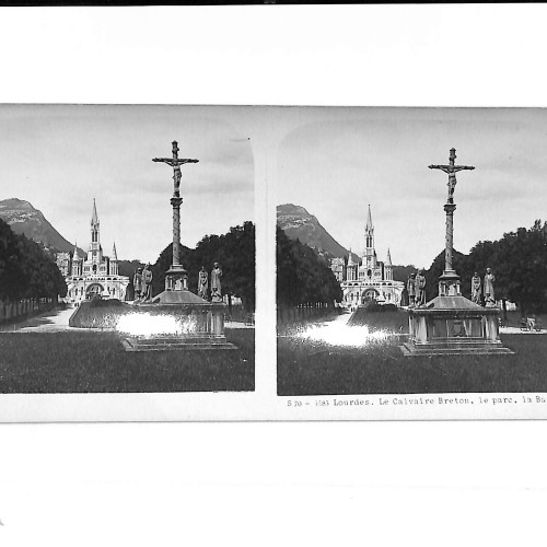 Vista estereoscópica "S.70 — 1585 Lourdes. Le Calvaire Breton, le parc, la Basilique".