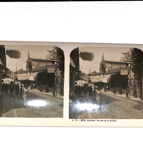📷 Vista estereoscópica “Lourdes — La rue de la Grotte” (Maison de la Bonne Presse, serie Vues de France, S.79-3826)