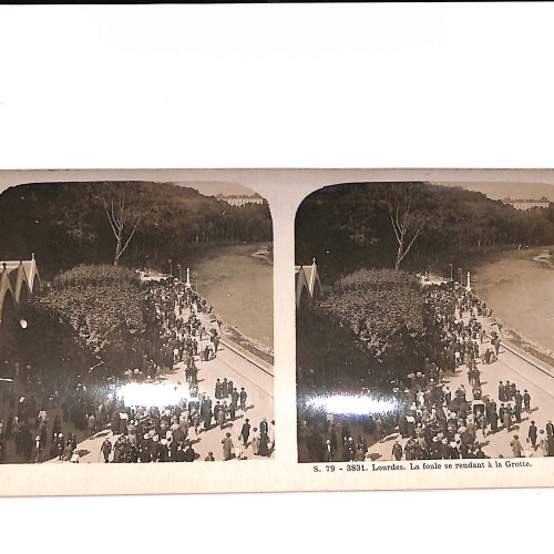 📷 Vista estereoscópica Lourdes – La foule se rendant à la Grotte (S.79-3831)
