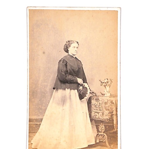 📷 CDV — Retrato femenino con mesa y florero