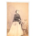 📷 CDV — Retrato femenino con mesa y florero
