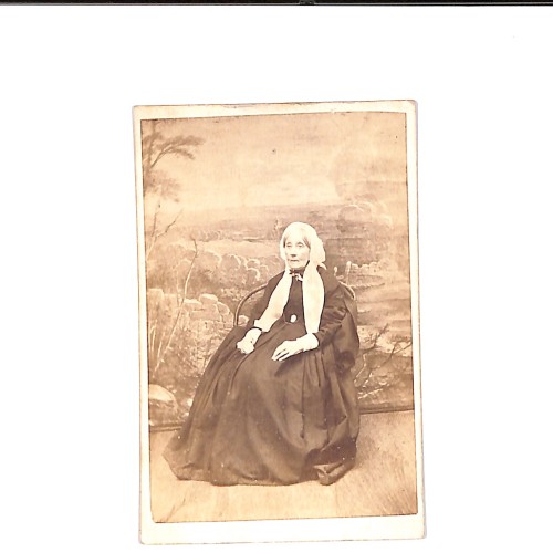 📷 CDV “Retrato de mujer anciana con mantilla blanca — estudio fotográfico con fondo pintado”