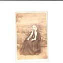 📷 CDV “Retrato de mujer anciana con mantilla blanca — estudio fotográfico con fondo pintado”