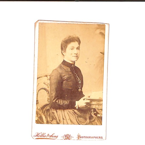 📷 CDV “Retrato de joven victoriana sentada con libro — Hillis & Sons”