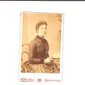 📷 CDV “Retrato de joven victoriana sentada con libro — Hillis & Sons”