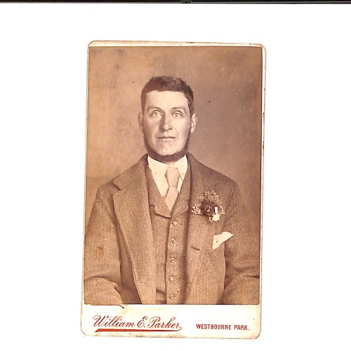 📷 CDV “Retrato masculino con flor en solapa — William E. Parker, Westbourne Park (Londres)”