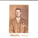 📷 CDV “Retrato masculino con flor en solapa — William E. Parker, Westbourne Park (Londres)”