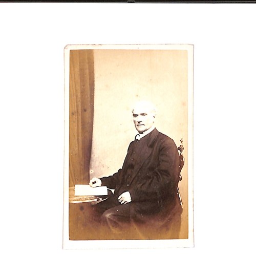 📷 CDV “Retrato masculino sentado con libro — posible retrato clerical victoriano”