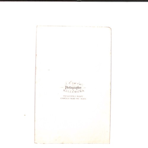📷 CDV “Retrato masculino sentado con libro — posible retrato clerical victoriano”