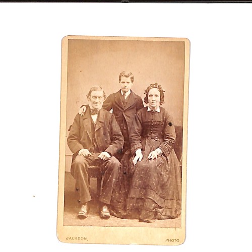 📷 CDV “Familia victoriana con niño — Jackson Photo”