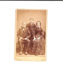 📷 CDV “Familia victoriana con niño — Jackson Photo”