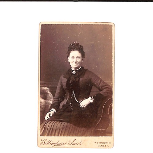 📷 CDV “Retrato femenino victoriano sentado — Billinghurst & Smith (Weymouth & Jersey)”