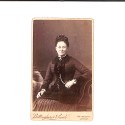 📷 CDV “Retrato femenino victoriano sentado — Billinghurst & Smith (Weymouth & Jersey)”