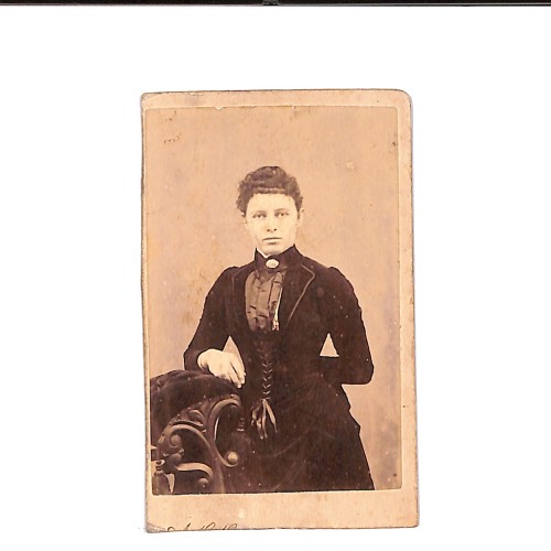 📷 CDV “Retrato femenino victoriano apoyado en sillón — busto medio de estudio”