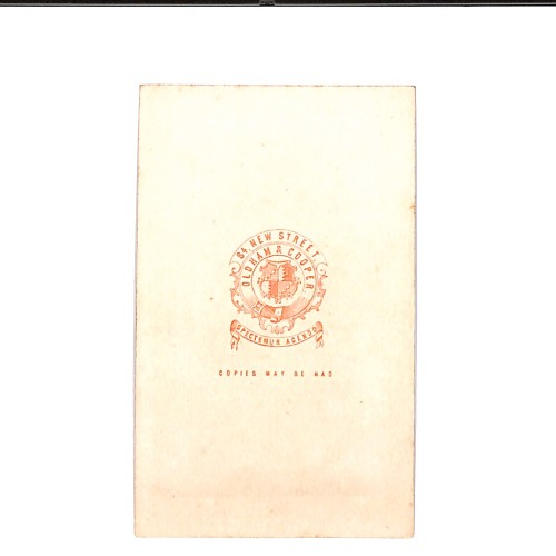 📷 CDV “Joven victoriano apoyado en mesa ornamentada — retrato de estudio”