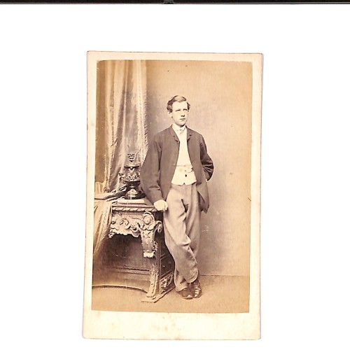 📷 CDV “Joven victoriano apoyado en mesa ornamentada — retrato de estudio”
