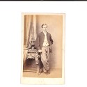 📷 CDV “Joven victoriano apoyado en mesa ornamentada — retrato de estudio”