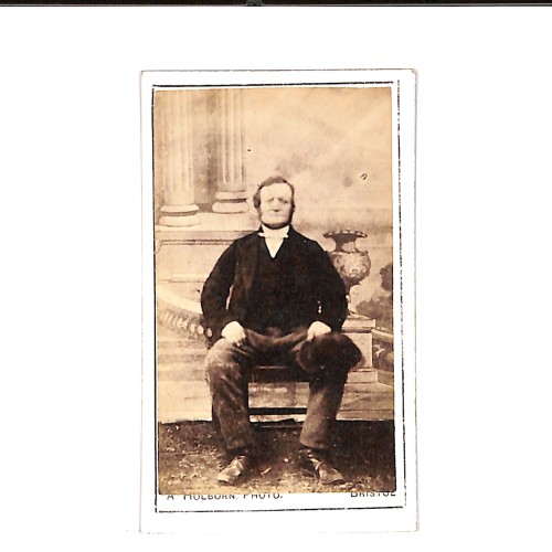 📷 CDV “Retrato masculino sentado con fondo arquitectónico — Holborn Photo (Bristol)”