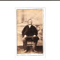 📷 CDV “Retrato masculino sentado con fondo arquitectónico — Holborn Photo (Bristol)”
