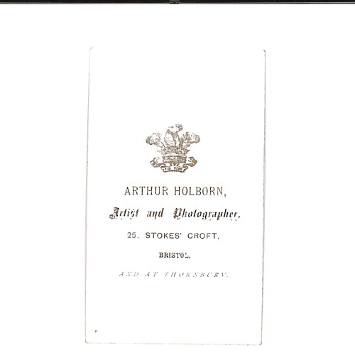 📷 CDV “Retrato masculino sentado con fondo arquitectónico — Holborn Photo (Bristol)”
