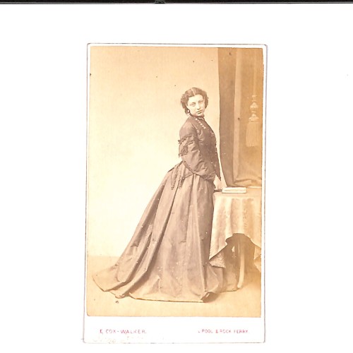 📷 CDV “Dama victoriana de cuerpo entero junto a mesa — E. Cox-Walker”