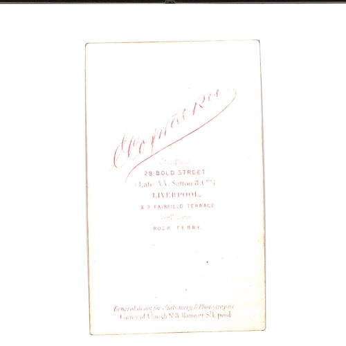 📷 CDV “Dama victoriana de cuerpo entero junto a mesa — E. Cox-Walker”