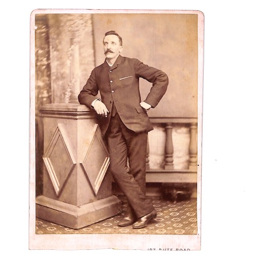 Carte de visite 13x18 “Caballero victoriano apoyado en pedestal geométrico — retrato de estudio”