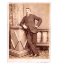 Carte de visite 13x18 “Caballero victoriano apoyado en pedestal geométrico — retrato de estudio”