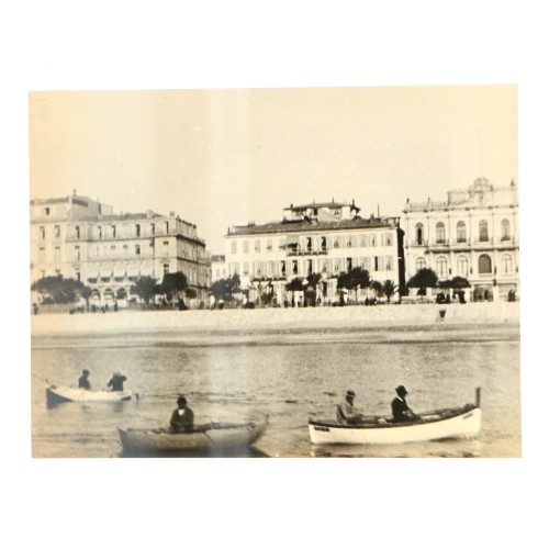 Barques devant des quais