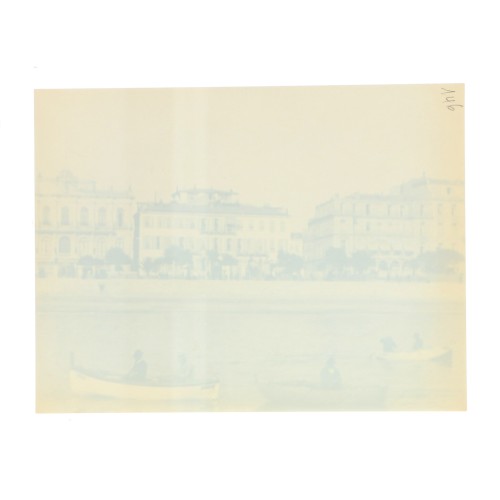 Barques devant des quais