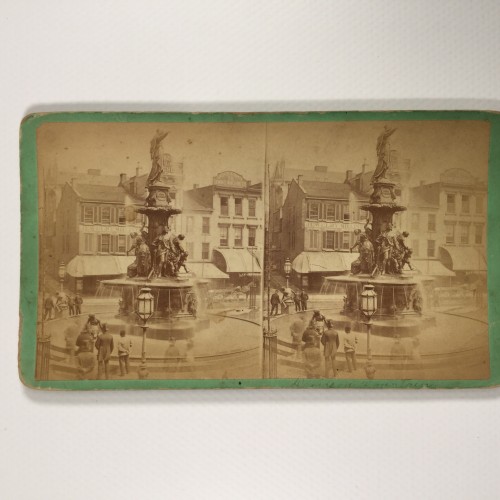Vista estereo de cartón ¨Fuente monumental en plaza urbana¨