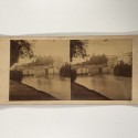 Vista estereo de cartón -Puente sobre un río o canal flanqueado por arboleda y arquitectura clásica europea.