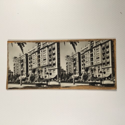 Vista estereo de cartón - Avenida flanqueada por imponentes edificios residenciales