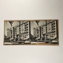 Vista estereo de cartón - Avenida flanqueada por imponentes edificios residenciales