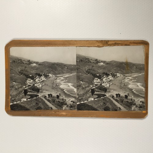 Vista estereo de cartón - Paisaje costero con carretera sinuosa.