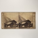 Vista estereo de cartón -Etnográfica de chalets alpinos tradicionales de madera con tejados lastrados por piedras.