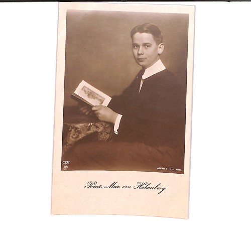 Retrato de estudio del Príncipe Max von Hohenberg sosteniendo un libro abierto.