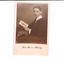 Retrato de estudio del Príncipe Max von Hohenberg sosteniendo un libro abierto.
