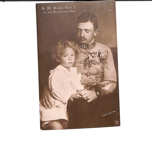 Retrato del Emperador Carlos I de Austria posando junto al joven Príncipe Heredero Otto.