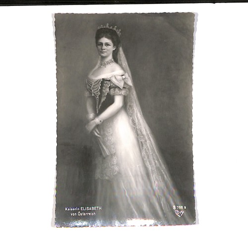 Retrato de gala de la Emperatriz Isabel de Austria (Sissi) luciendo tiara y velo.