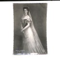 Retrato de gala de la Emperatriz Isabel de Austria (Sissi) luciendo tiara y velo.