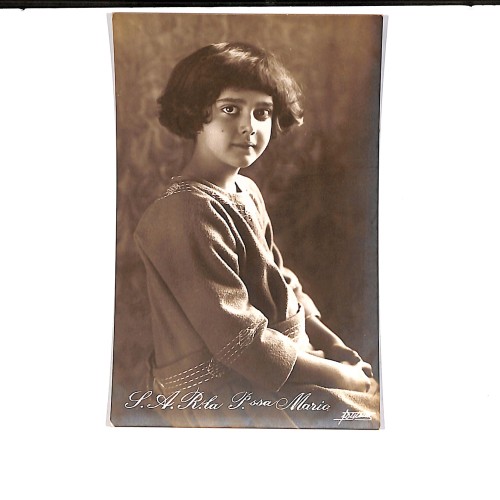 Retrato de estudio infantil de Su Alteza Real la Princesa María de Saboya (S. A. R. la P.ssa Maria).
