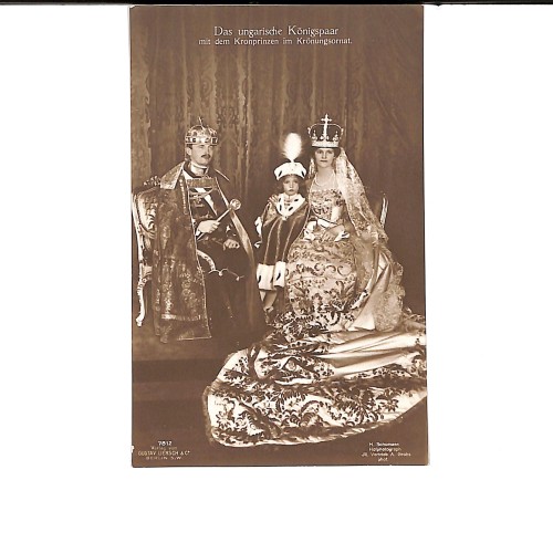 Retrato oficial del Emperador Carlos I y la Emperatriz Zita (como Reyes de Hungría) junto al Príncipe Heredero Otto.