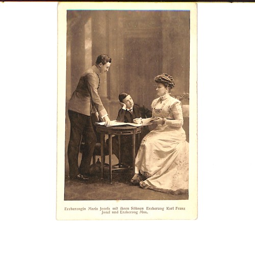 Retrato de estudio de la Archiduquesa María Josefa de Austria junto a sus hijos.