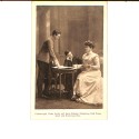 Retrato de estudio de la Archiduquesa María Josefa de Austria junto a sus hijos.