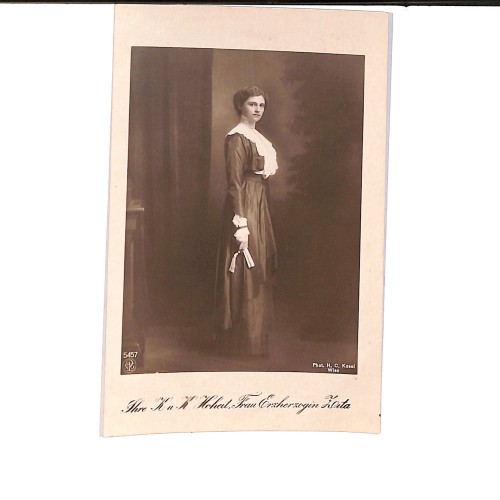 Retrato de estudio de cuerpo entero de su Alteza Imperial y Real la Archiduquesa Zita de Austria.
