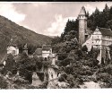 Castillo de Hirschhorn (Schloß Hirschhorn) sobre la colina boscosa en el valle del río Neckar.