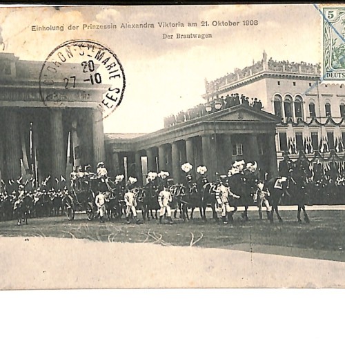 Instantánea documental del carruaje nupcial ("Der Brautwagen") pasando por la Puerta de Brandeburgo.