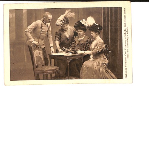 Retrato de grupo de la realeza austrohúngara en torno a una mesa de lectura.